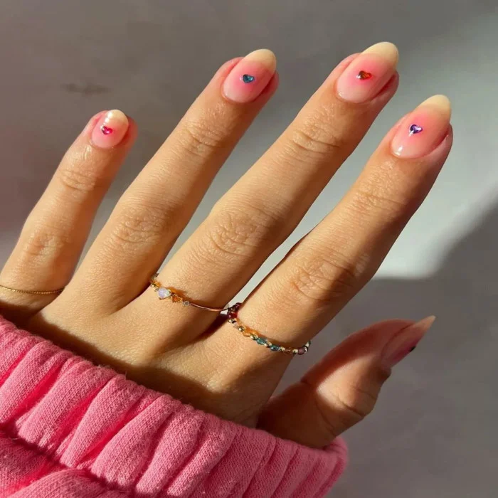 La delicatezza delle Blush Nails: perché piacciono così tanto
